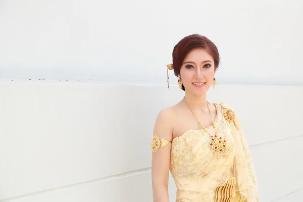 Kvinna med thailändska klänning — Stockfoto