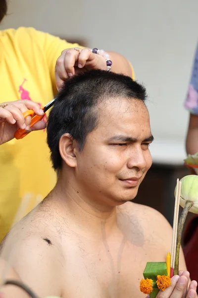 Male who will be monk cut hair for be Ordained — Stok fotoğraf