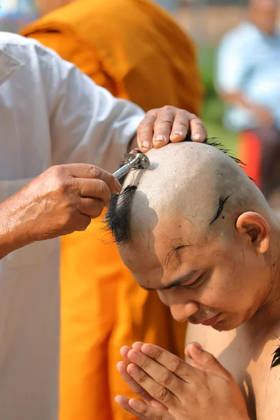 Male who will be monk shaving hair for be Ordained — Stok fotoğraf
