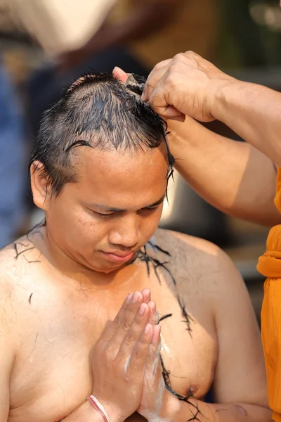 Male who will be monk shaving hair for be Ordained — Stok fotoğraf