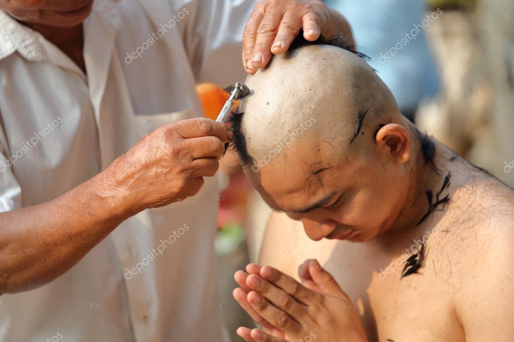 Hombre que será monje afeitándose el cabello para ser ordenado fotografía de stock © geargodz
