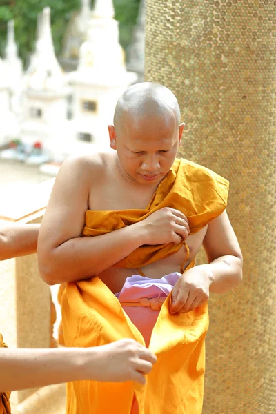 Ordinationszeremonie, die die thailändischen jungen Männer zu den neuen — Stockfoto