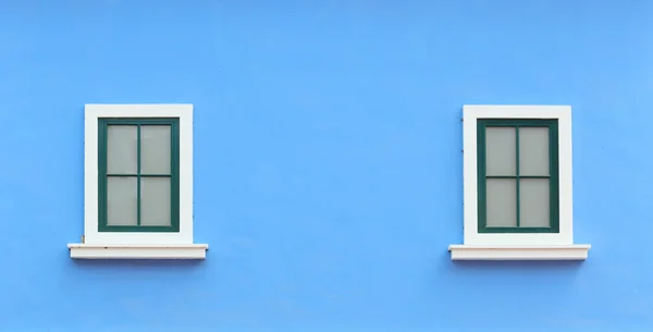 Винтажное окно со стенным фоном — стоковое фото