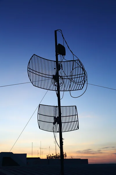 Силуэт спутниковой антенны связи — стоковое фото