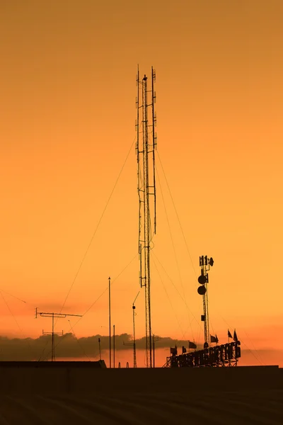 Silhouette mobile antenna tower — 图库照片