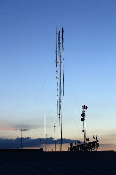 Silueta torre de antena móvil — Foto de Stock