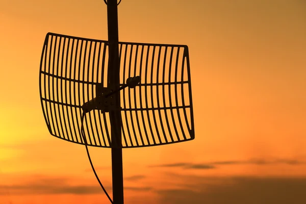 Silhueta antena de comunicação por satélite — Fotografia de Stock