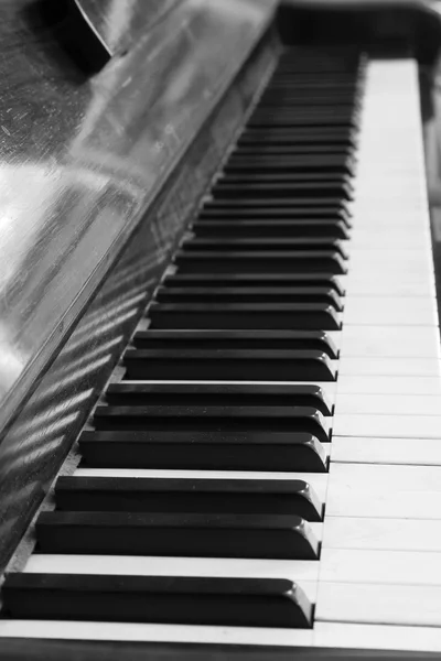 Teclas de piano y grano de madera —  Fotos de Stock