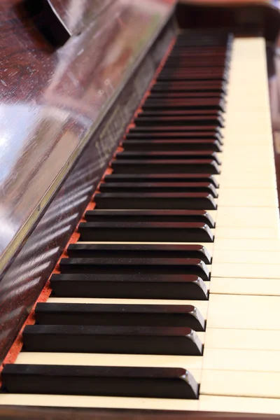 Teclas de piano y grano de madera —  Fotos de Stock