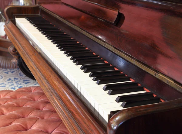 Piano toetsen en houtnerf — Stockfoto