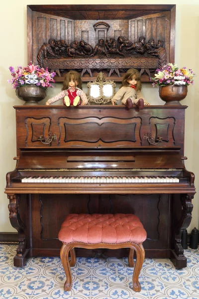 Klasik ahşap piyano — Stok fotoğraf