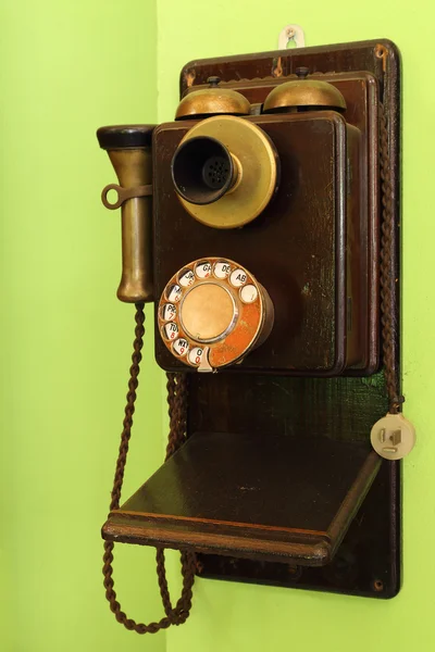 Teléfono de madera clásico colgando — Foto de Stock