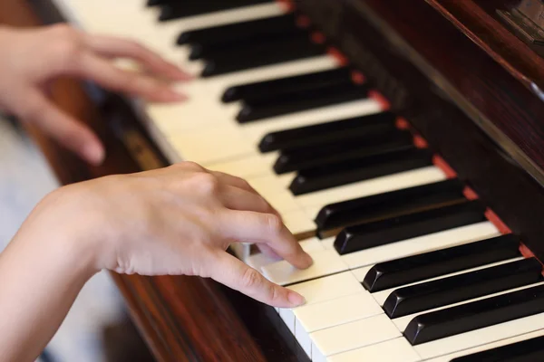 Manos tocando el piano clásico de madera —  Fotos de Stock