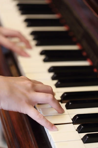 Manos tocando el piano clásico de madera —  Fotos de Stock