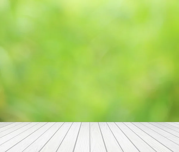 Terraza de madera blanca con desenfoque abstracto — Foto de Stock