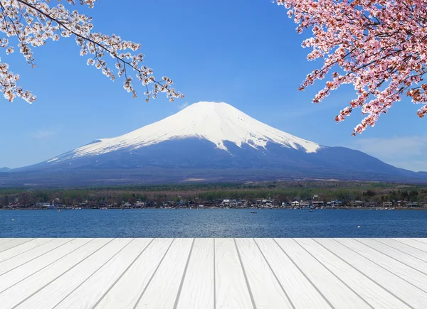 Terraza de madera blanca con monte Fuji — Foto de Stock
