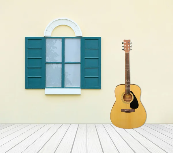 Guitarra con ventana en pared de cemento —  Fotos de Stock