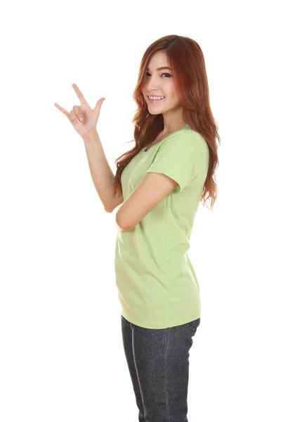 Frau im T-Shirt mit Handzeichen ich liebe dich — Stockfoto