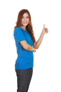 başparmak yukarıya ile boş t-shirt kadında