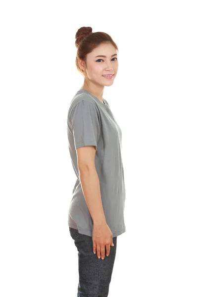 Młoda piękna kobieta z t-shirt (widok z boku) — Zdjęcie stockowe