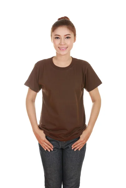공백 t-셔츠와 함께 젊은 아름 다운 여성 — 스톡 사진