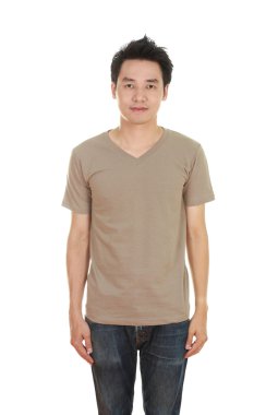 adam boş kahverengi tişört ile 