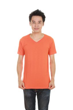 adam boş t-shirt ile 