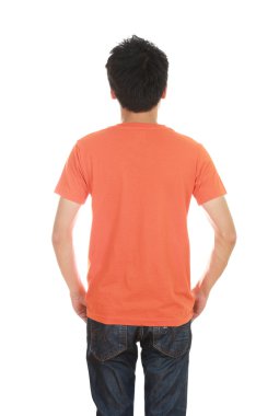 adam boş t-shirt ile 