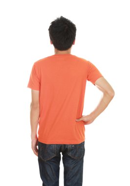 adam boş t-shirt ile 