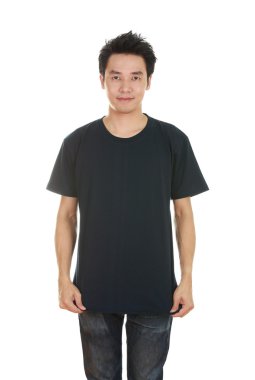 adam boş t-shirt ile 