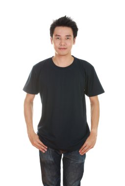 adam boş t-shirt ile 