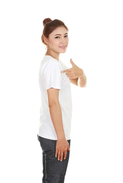 Молодая красивая женщина с футболкой (вид сбоку ) — стоковое фото