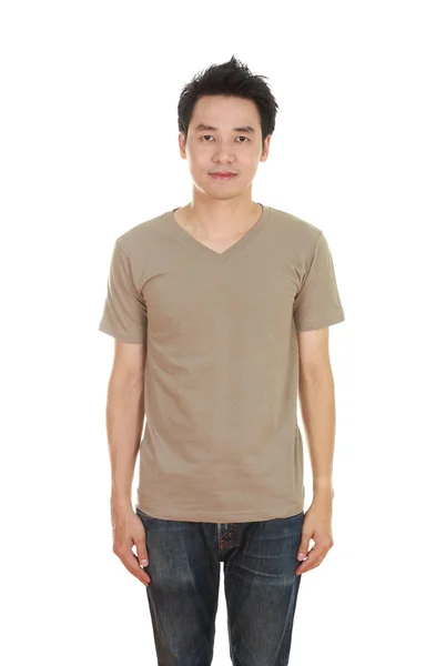 Мужчина в пустой коричневой футболке — стоковое фото
