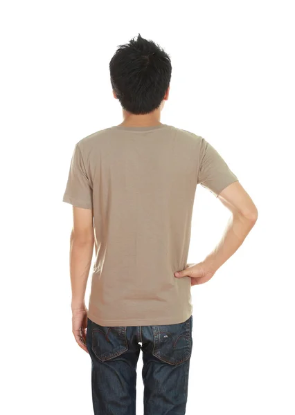 Мужчина в пустой коричневой футболке (с задней стороны ) — стоковое фото