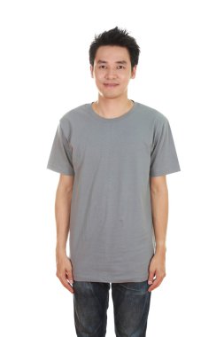 adam boş t-shirt ile 