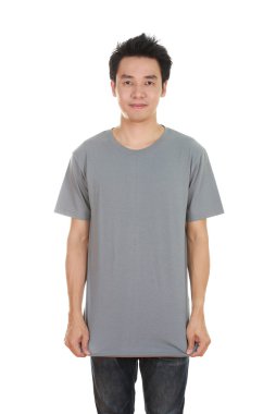 adam boş t-shirt ile 