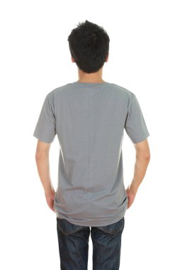 adam boş t-shirt ile 