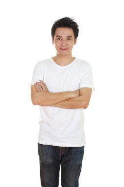 t-shirt giyen adam silah ile geçti