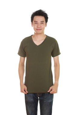 adam boş t-shirt ile 