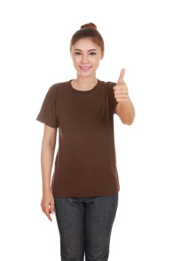 başparmak yukarıya ile boş t-shirt kadında