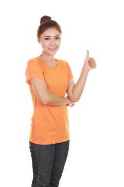 başparmak yukarıya ile boş t-shirt kadında