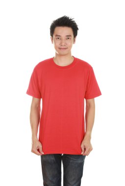 adam boş t-shirt ile 