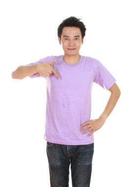 adam boş t-shirt ile 