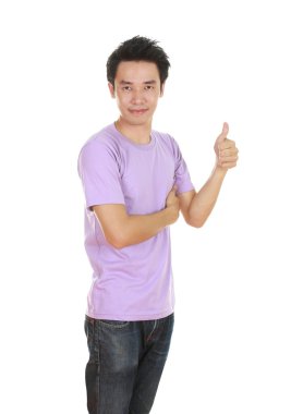 başparmak yukarıya ile boş t-shirt erkekte
