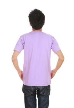 adam boş t-shirt ile 