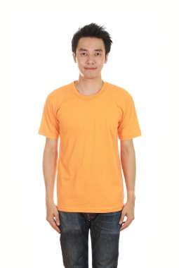 adam boş t-shirt ile 