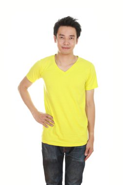 adam boş t-shirt ile 