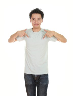 adam boş t-shirt ile 