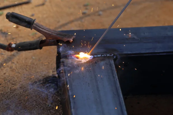 Mano del metal de soldadura del trabajador — Foto de Stock