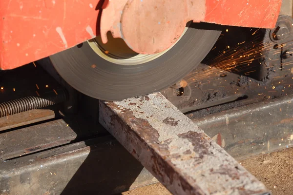 Découper un métal et de l'acier avec scie à mitre composé avec forte — Photo